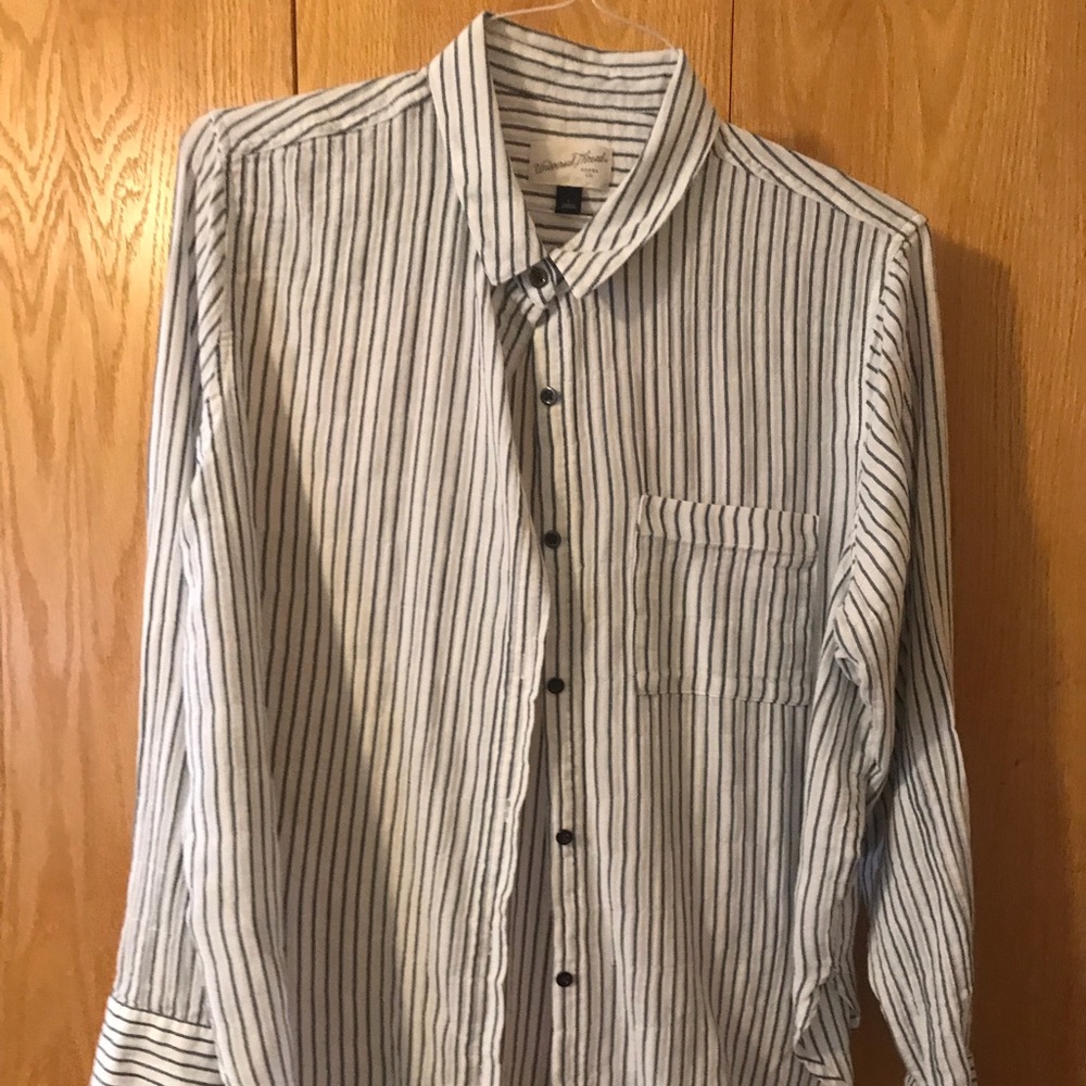 LIKE NEW Universal Thread button down